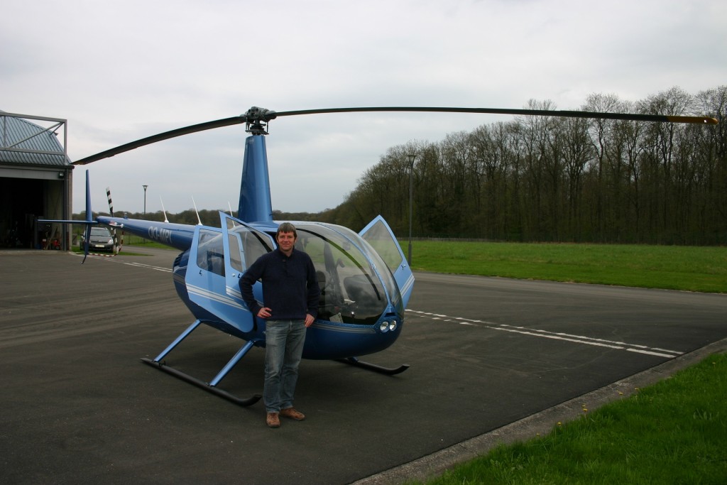 Pilote devant l’hélicoptère
